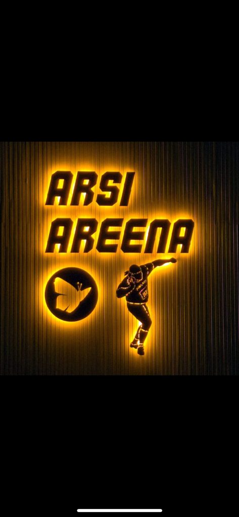 Arsi Areenan kyltti illalla
